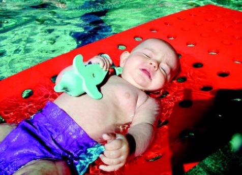Tapis bébé à trous pour piscine - La maison de la piscine